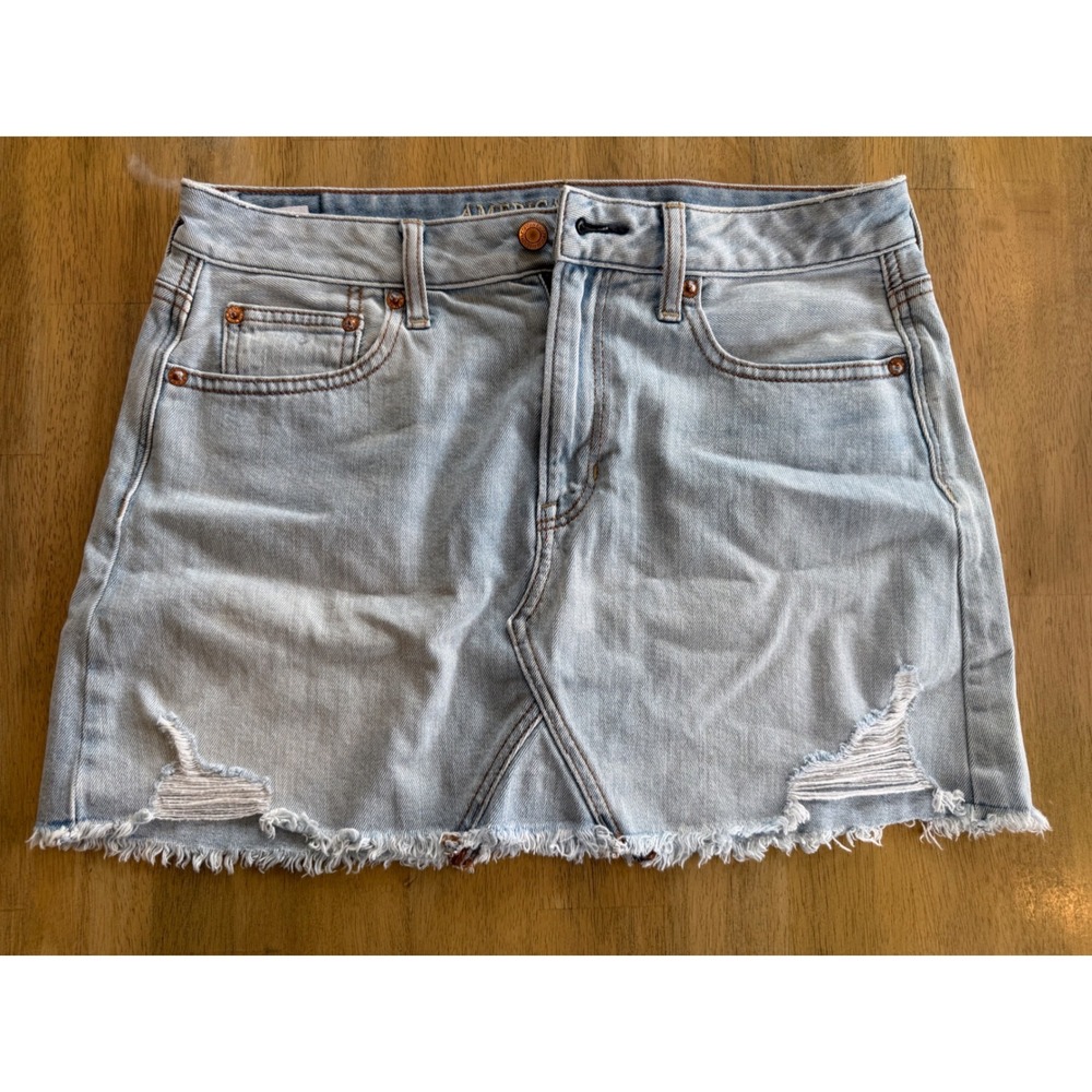American Eagle Distressed Denim Mini Skirt Light Wash Frayed Hem Size 8